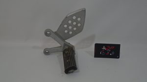 SOPORTE ESTRIBO DELANTERO IZQUIERDO HYOSUNG GTR 650 2004/14